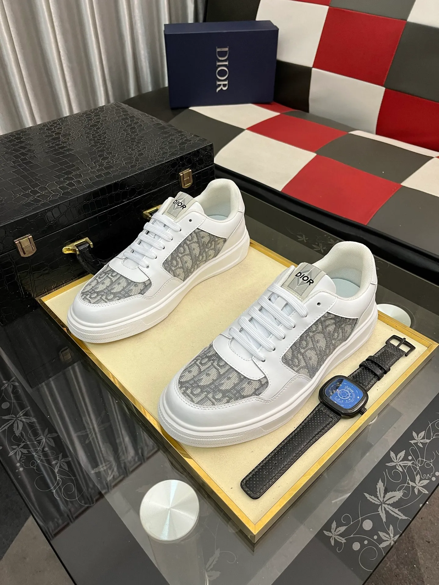 Men's men's shoes 💰420⌚️⌚️Dior unique modern style sneakers. Counter purchasing 🏃casual leather shoes😍😍 original cowhide leather imported from Italy (refuses to discolor and grind feet) soles: original soles specially provided by the original factory, super cool 😍breathable when walking 👍 style design ⚠️ super comfortable and wear-resistant original soles. Just like shooting the real thing 🎬The real thing is better Code number: 38-442️⃣Colors available